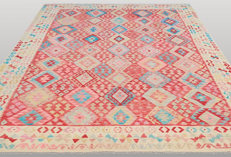 Kilim, ca 335 x 261 cm.