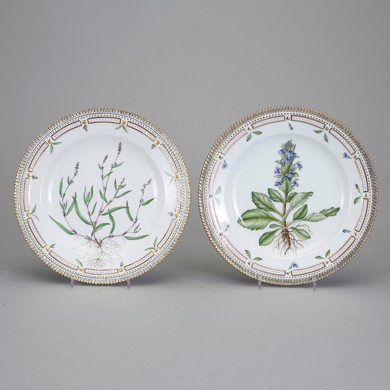 TALLRIKAR, 2 st, porslin. "Flora Danica", Royal Copenhagen.