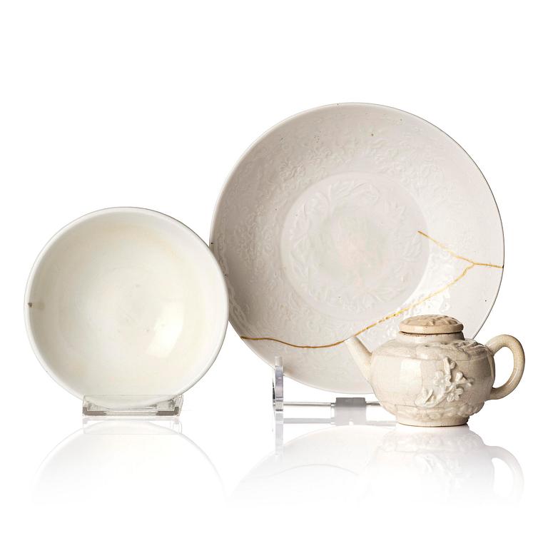 Skålar två stycken, vitglaserade samt kanna med lock, keramik, 1600-/1700-tal.