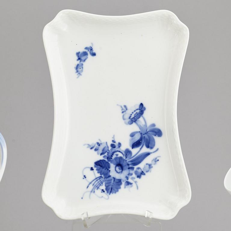 KAFFESERVIS, 33 delar, porslin, "Blå blomst", Royal Copenhagen, Danmark.