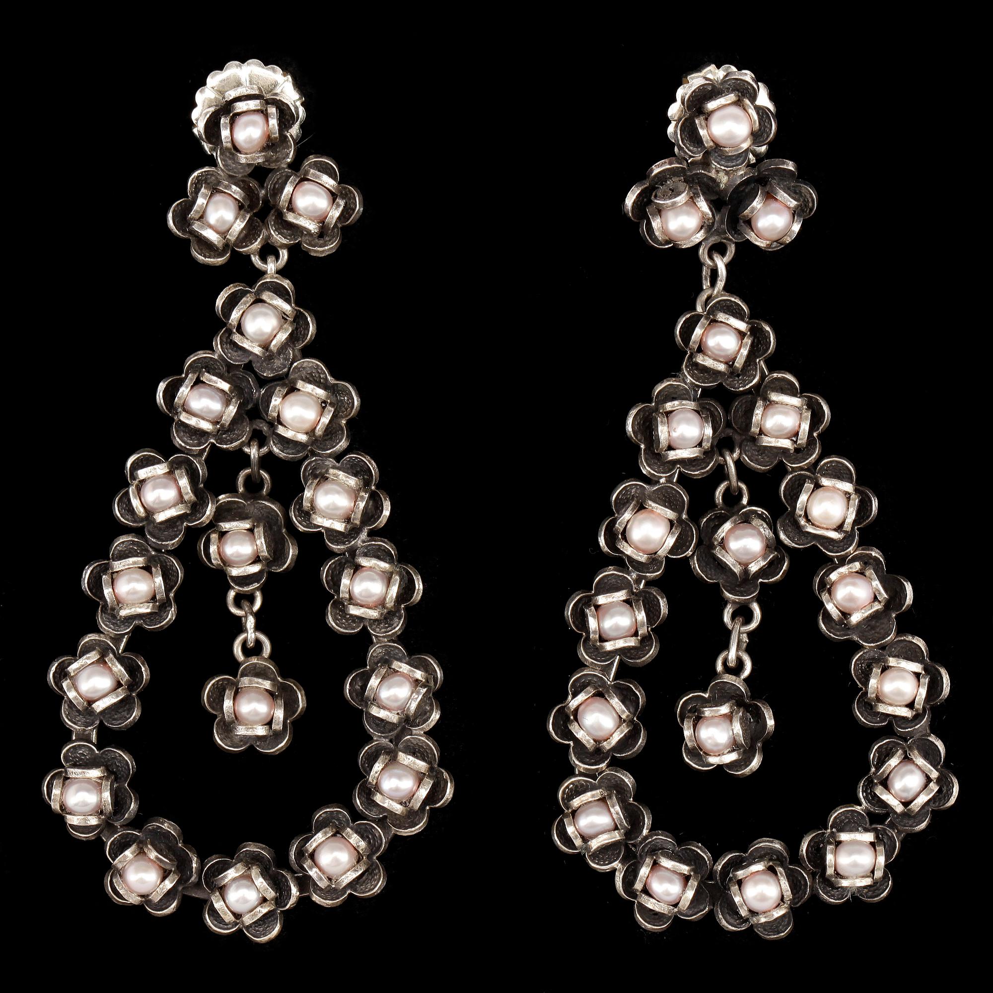 ÖRHÄNGEN, ett par, silver och sötvattenspärlor, Yvone Christa, New York 2011/12.