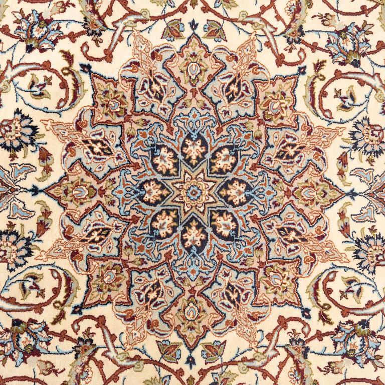 Carpet, Isfahan semi-antique approx. 242x156 cm.