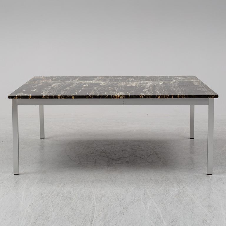 A late 20th century coffee table.