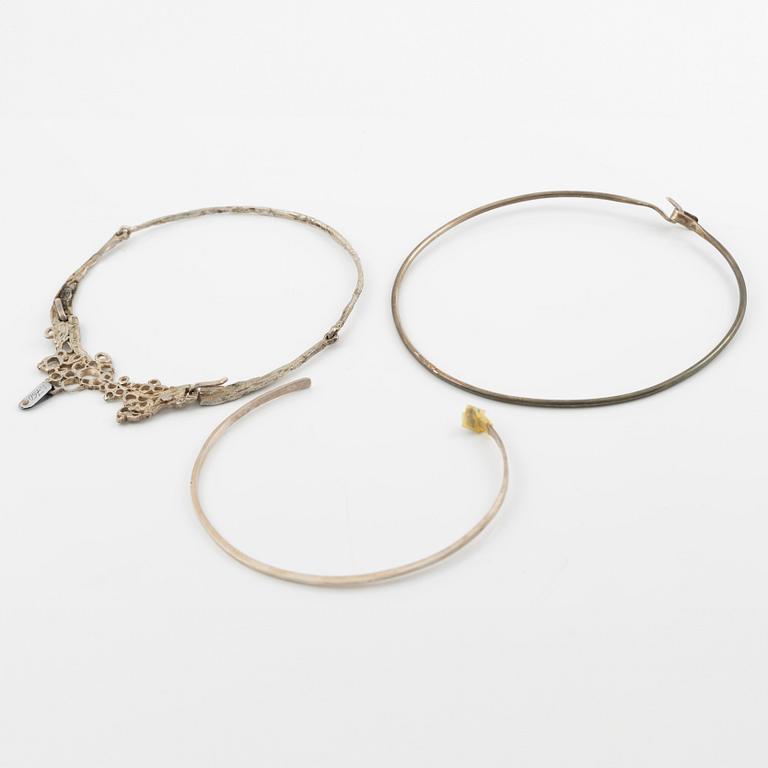Lars Arby, three neck rings and two pendants, silver with enamel.