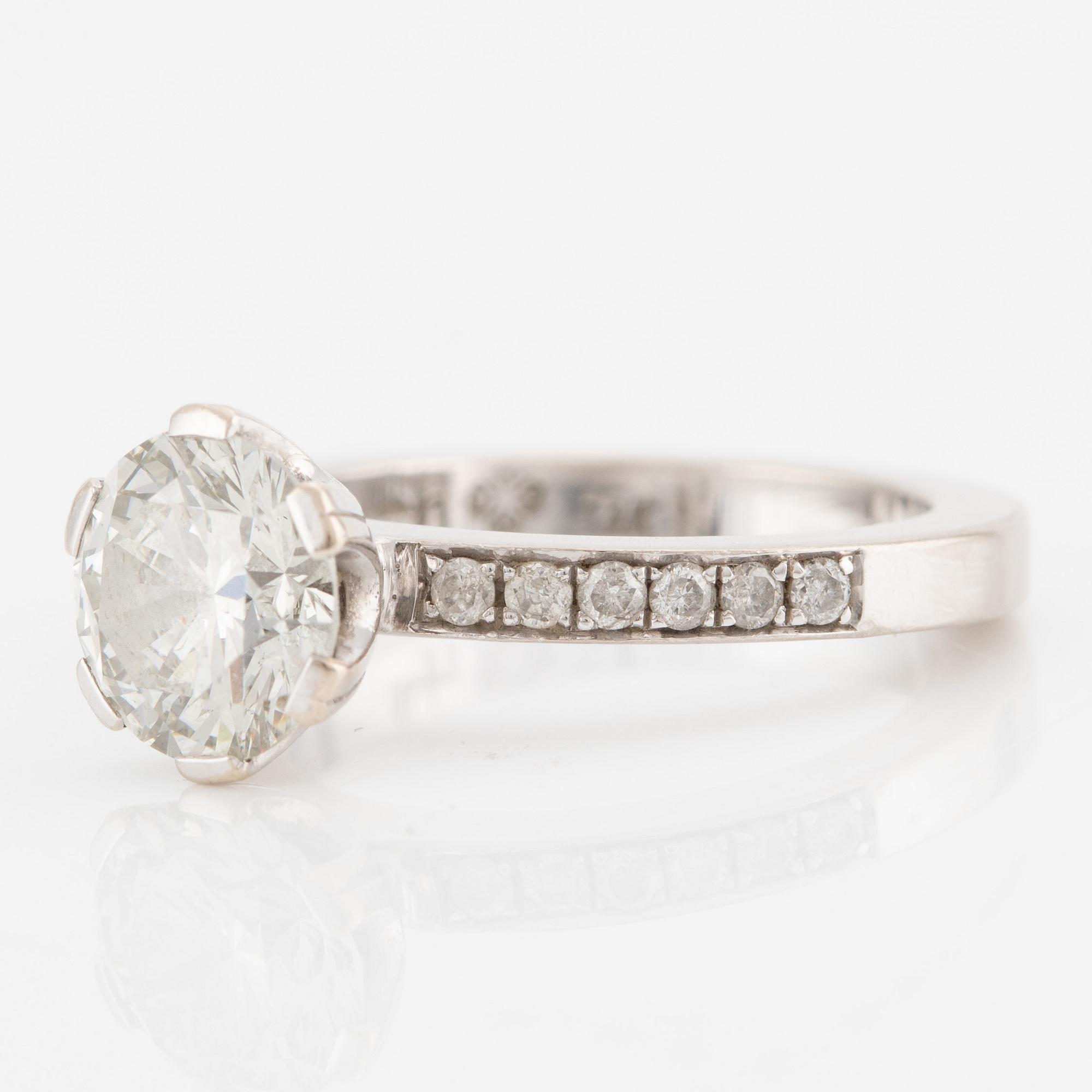 Ring, 14K vitguld med briljantslipad diamant.
