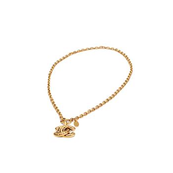 670. CHANEL, a gold colored chain with CC pendant.