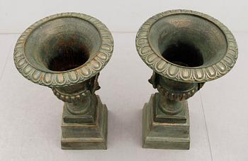 TRÄDGÅRSURNOR, 1 par, gjutjärn, 2000-tal.