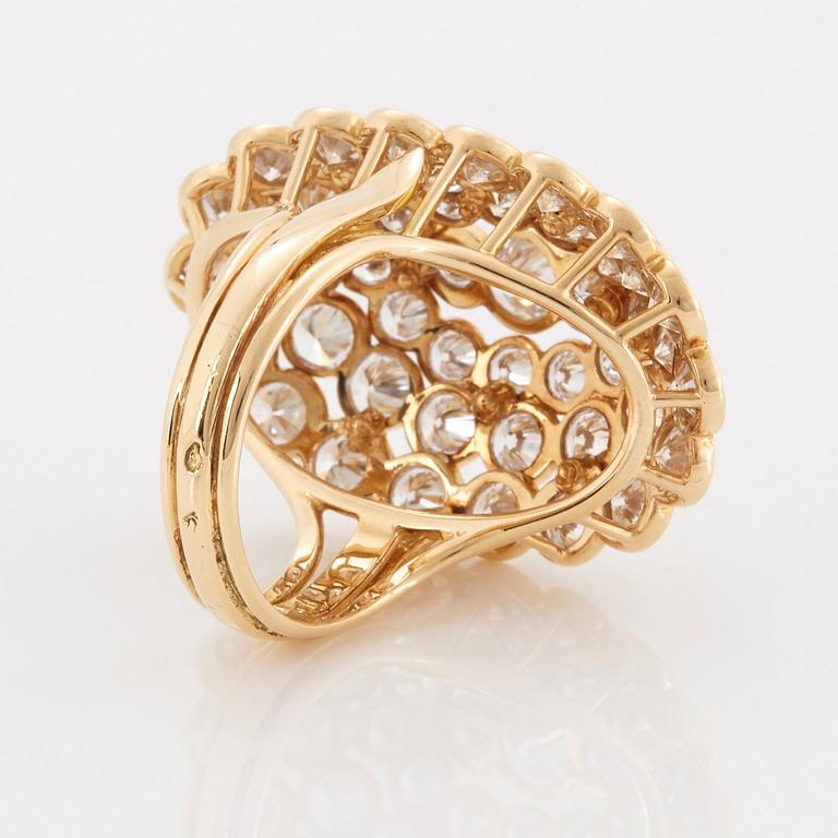 Cartier a ring in 18K gold set with round brilliant-cut diamonds.