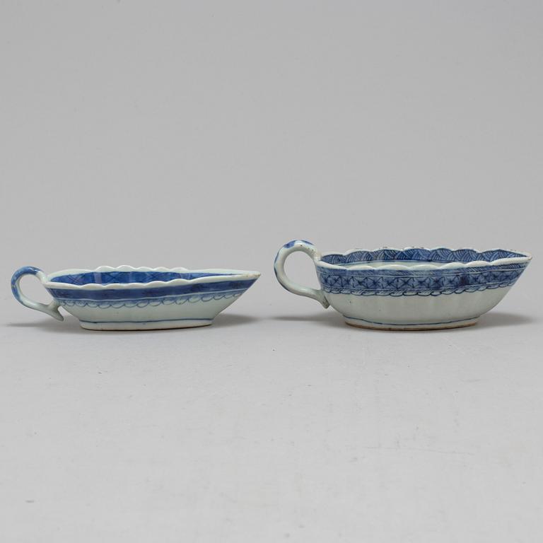 A SET OF TWO SAUCE BOATS, QING DYNASTY, JIAQING (1796-1820).