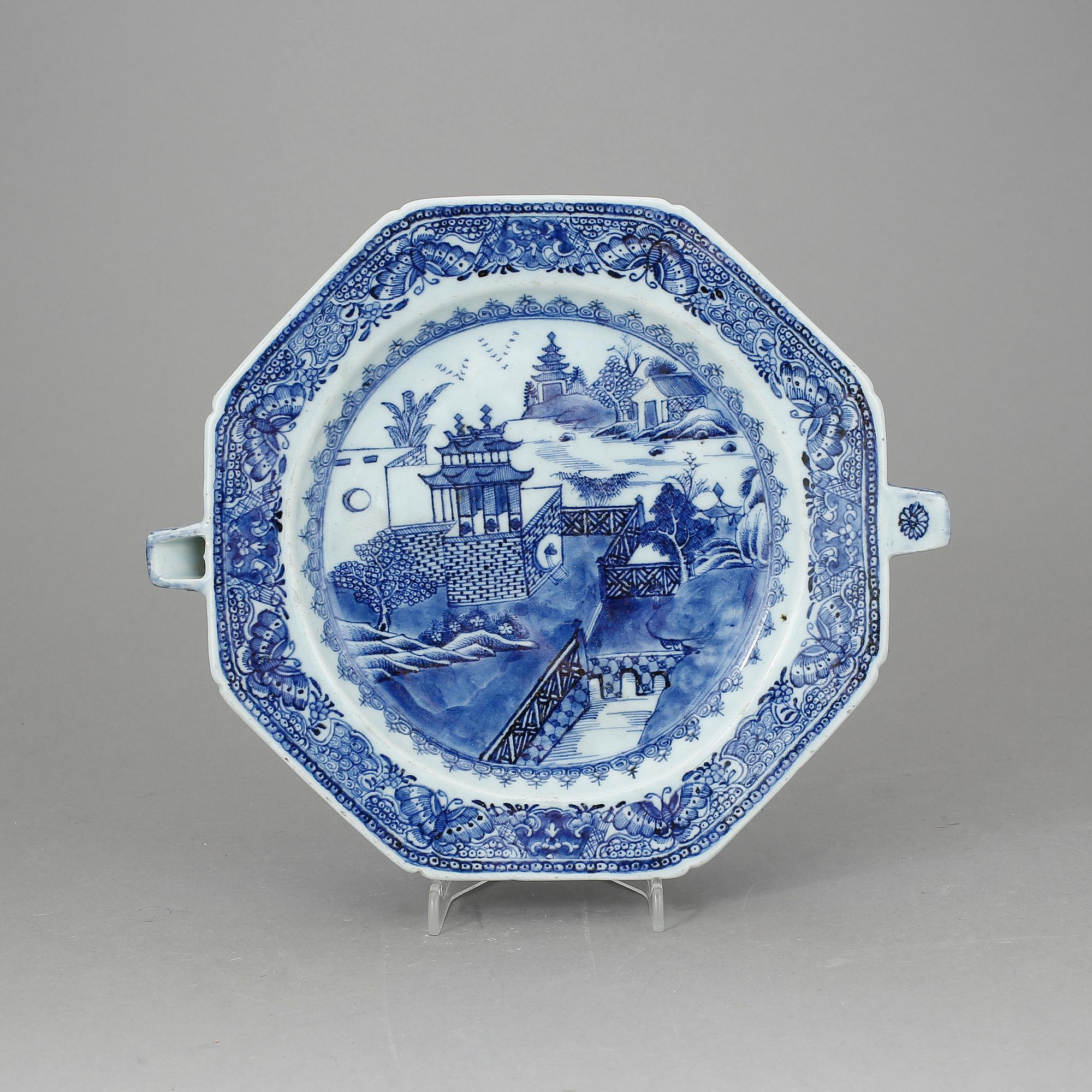 VÄRMETALLRIK, porslin, Qianlong, Kina 1700-tal.