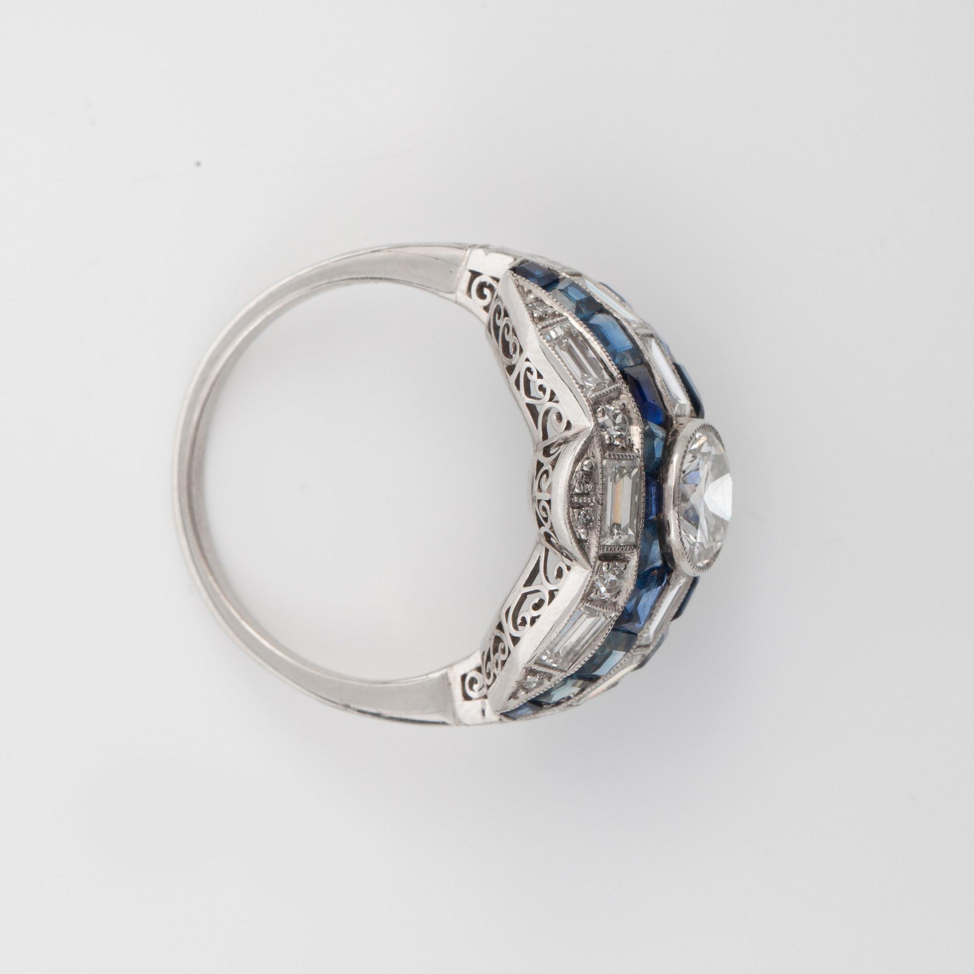 RING med safirer och diamanter. Mittsten ca 0.97 ct enl. gravyr.