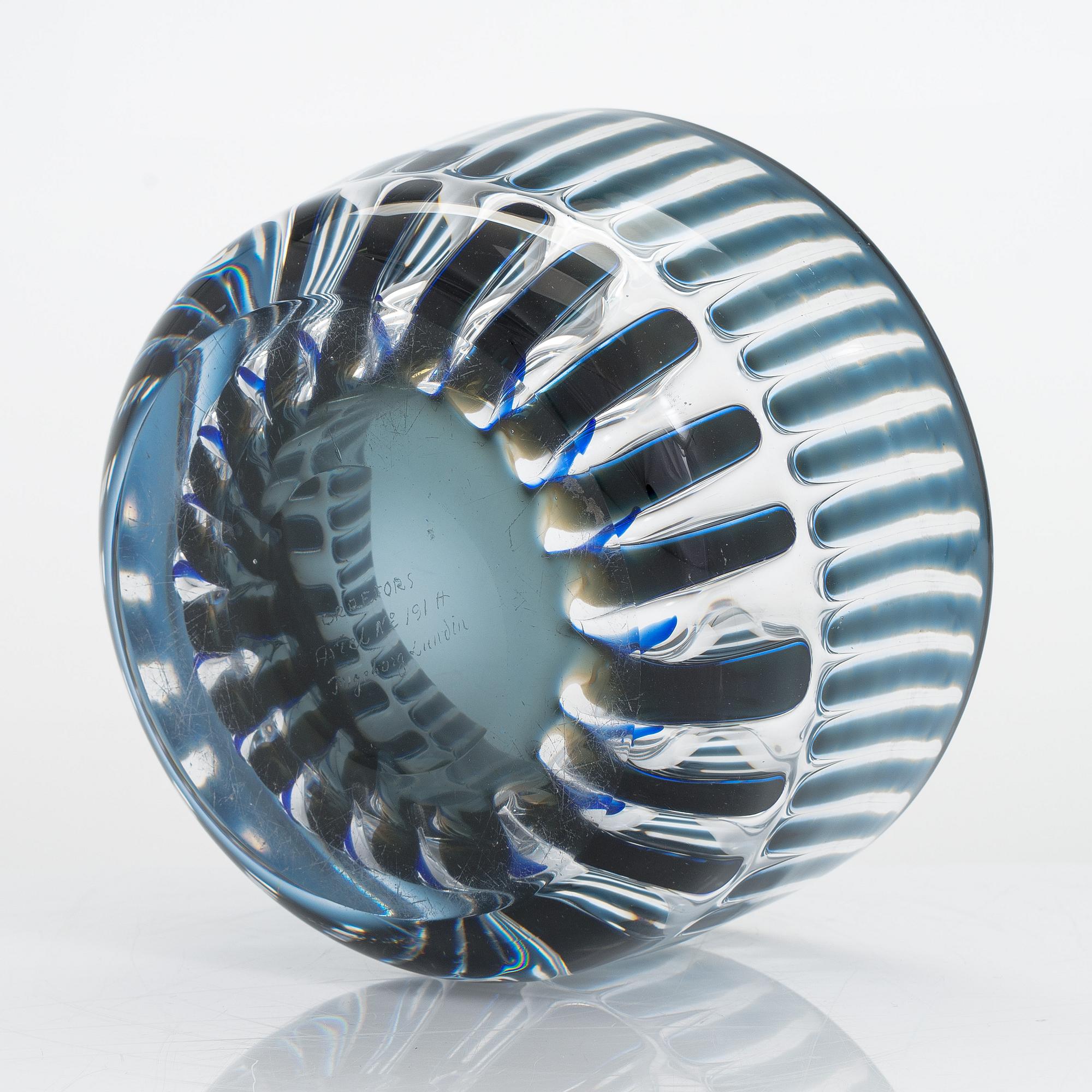 A glass bowl "Ariel" by Ingeborg Lundin for Orrefors. Signed and numbered.