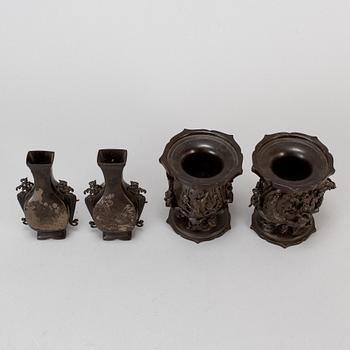 VASER, ett par, samt RÖKELSEKAR, ett par, brons. Japan, Meiji (1868-1912) samt tidigt 1900-tal.