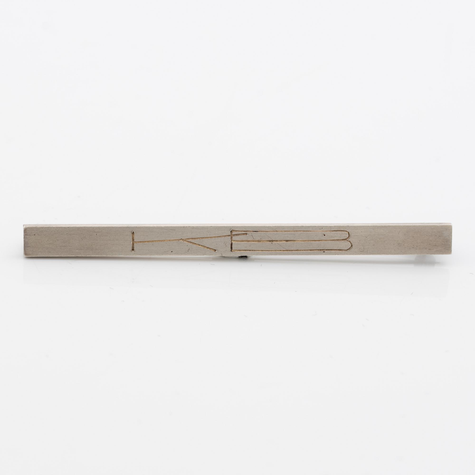 Wiwen Nilsson, brosch med monogramgravyr, sterlingsilver, Lund 1949.