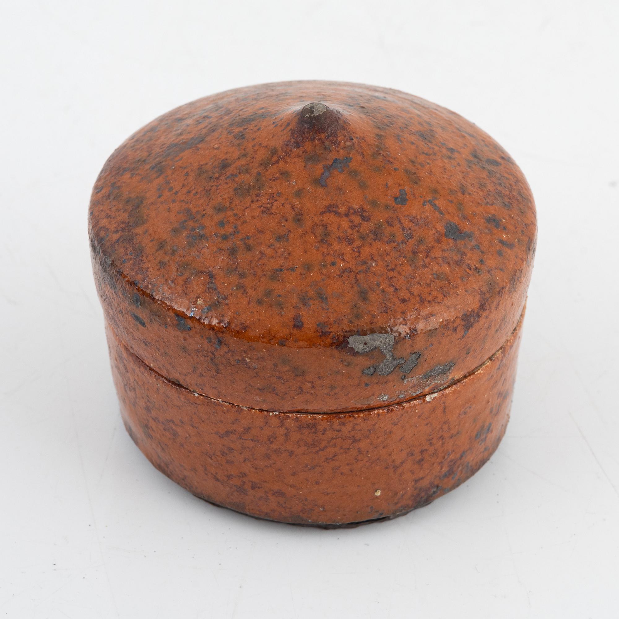 Inger Rokkjaer, lidded box, raku, Denmark, 2004.