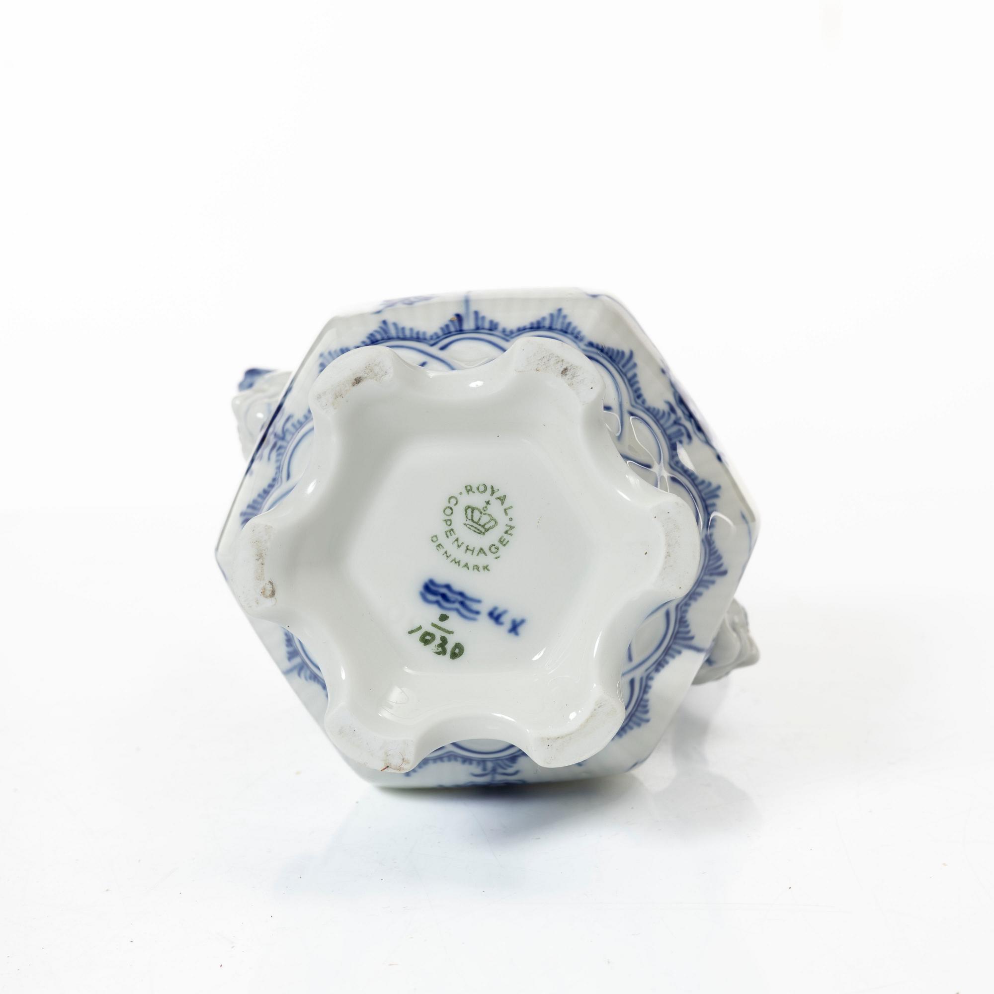 Royal Copenhagen, kaffekanna, porslin, "Musselmalet", helblond.