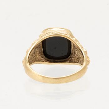 Ring/signet ring in 9K gold with a black polished stone.