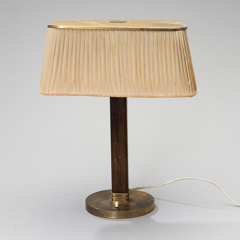 PAAVO TYNELL, PÖYTÄVALAISIN, malli 5066, Taito Oy, 1940-luku.