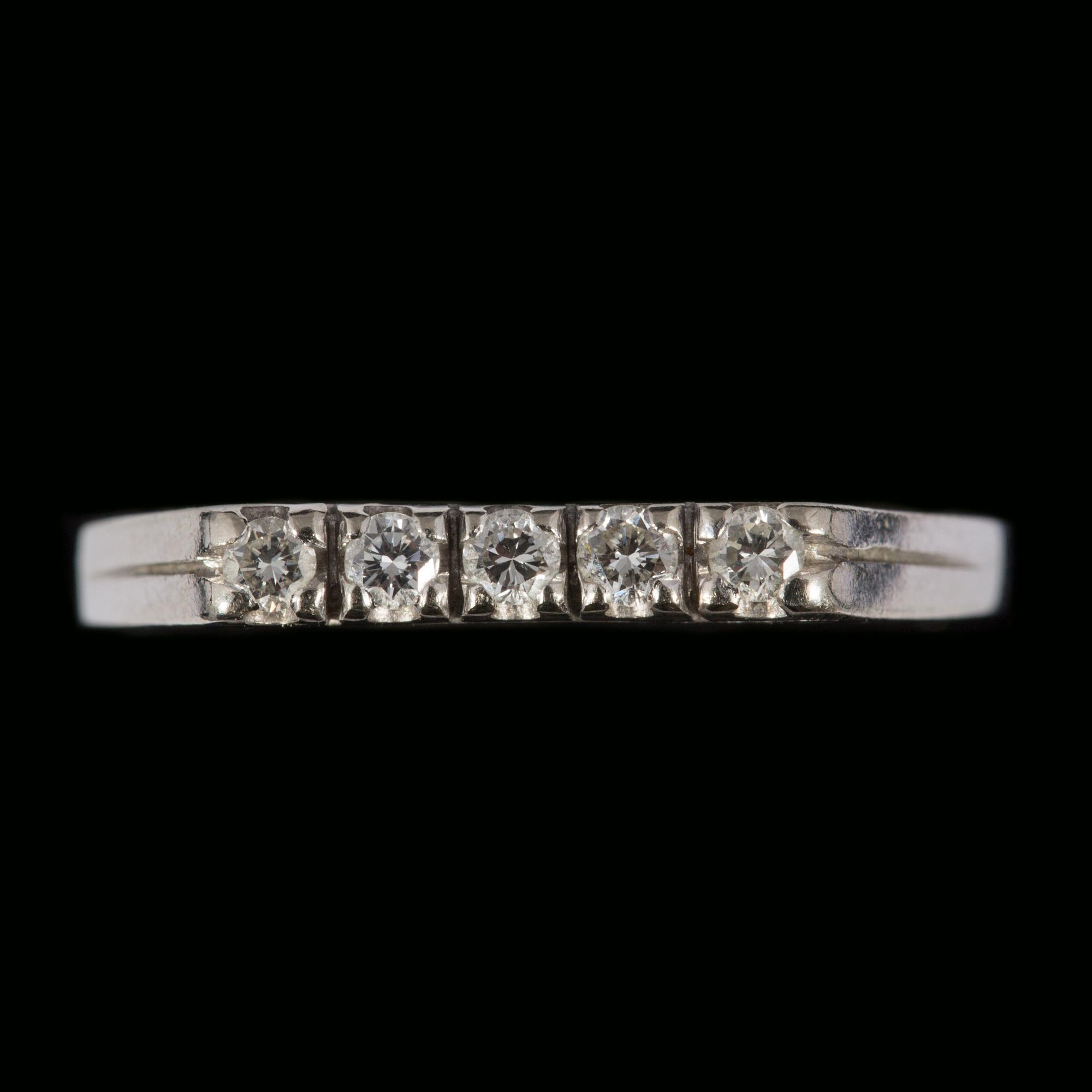 RING, 18 k vitguld med 5 briljantslipade diamanter, ca 0.25 ct. Vikt ca 2,3 g.