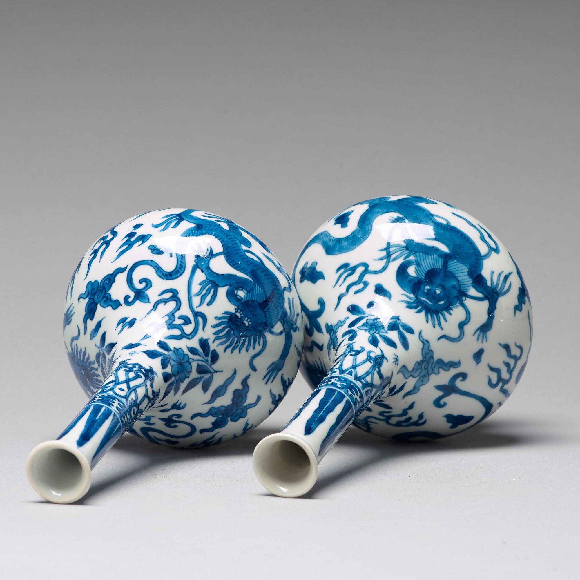VASER, ett par, porslin. Qingdynastin, Kangxi (1662-1722).