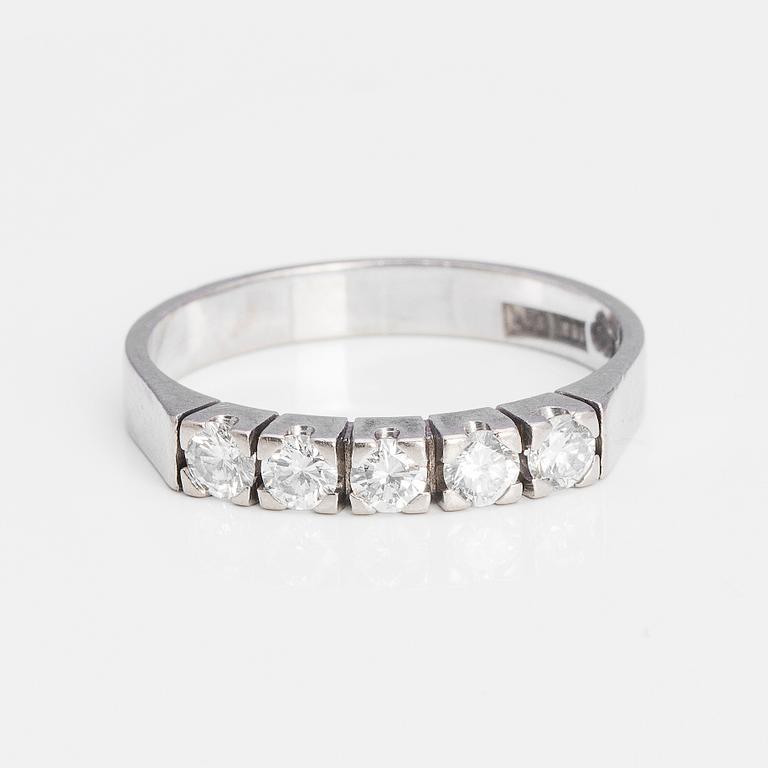 A ca 0.40 cts brilliant-cut diamond ring.