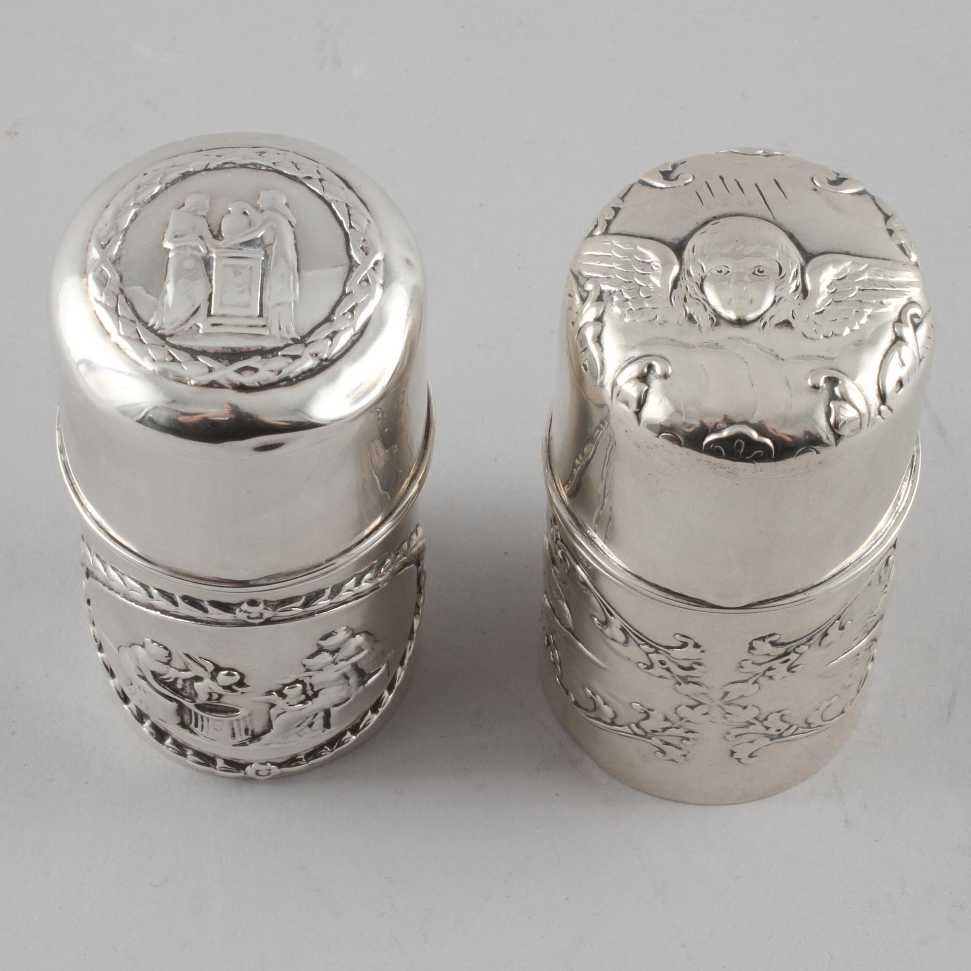 CIGARETTBURKAR, 2 st, silver, William Comyns, London 1902 och 1908.