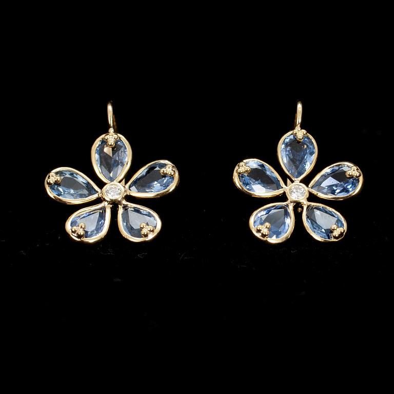 ÖRHÄNGEN, guld 18K, 10 blåsafirer tot. ca 7,5 ct, 2 diamanter tot. 0,05 ct. TEMPLE ST CLAIRE. Vikt 5,7 g.