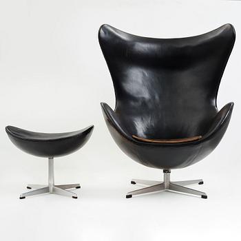 ARNE JACOBSEN, fåtölj "Ägget" med fotpall, Fritz Hansen, Danmark 1960-tal.