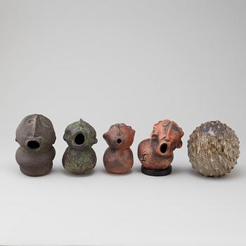 BORIS STOJKOV, skulpturer 4 st + 1 vas, signerade, stengods, Gustavsberg, 1960-/70-tal.