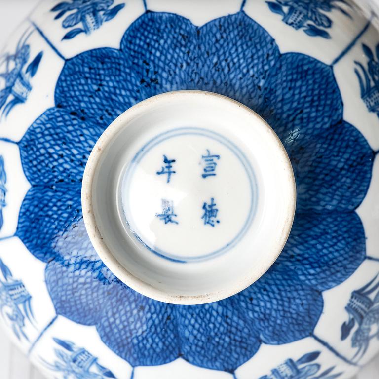 A pair of blue and white bowls, Qing dynasty, with Xuantong mark and of the period (1909-11).