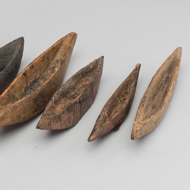 OFFERBÅTAR, sex st samt två paddlar.