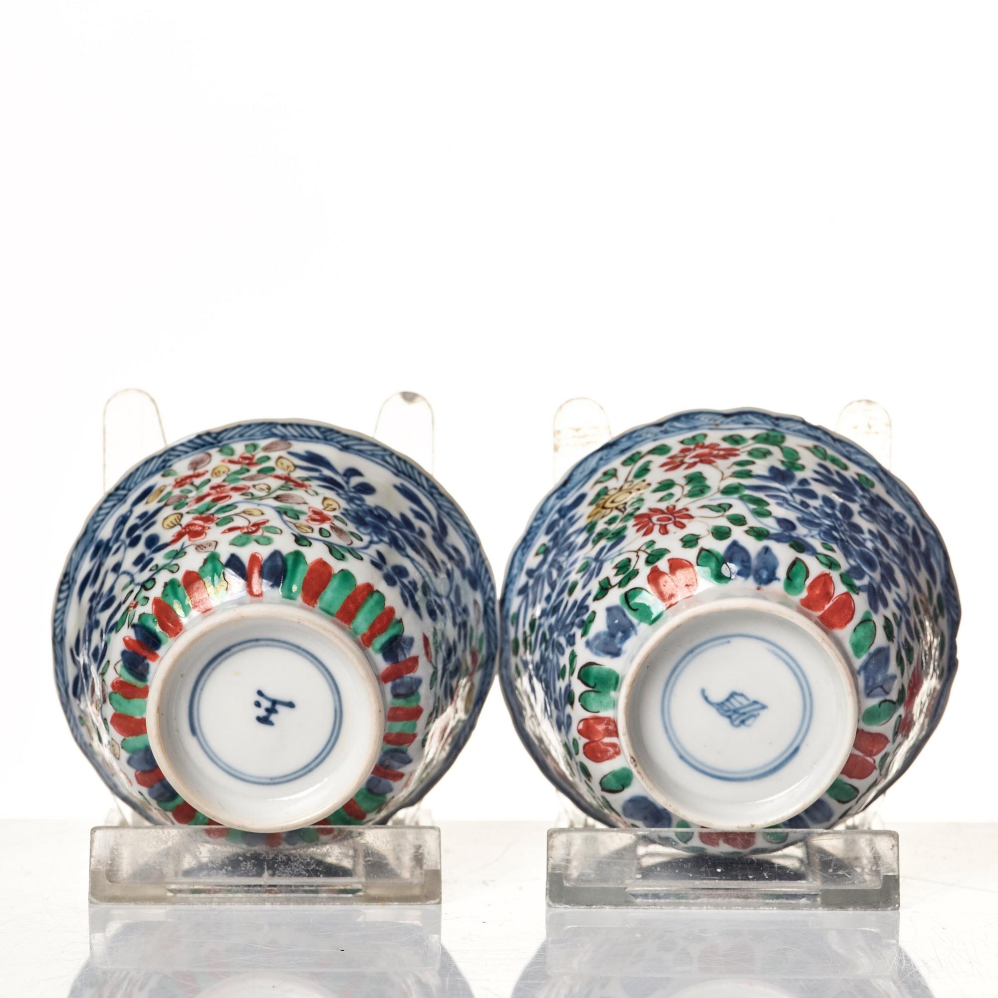 A pair of famille verte cups with stands, Qing dynasty, Kangxi (1662-1722).