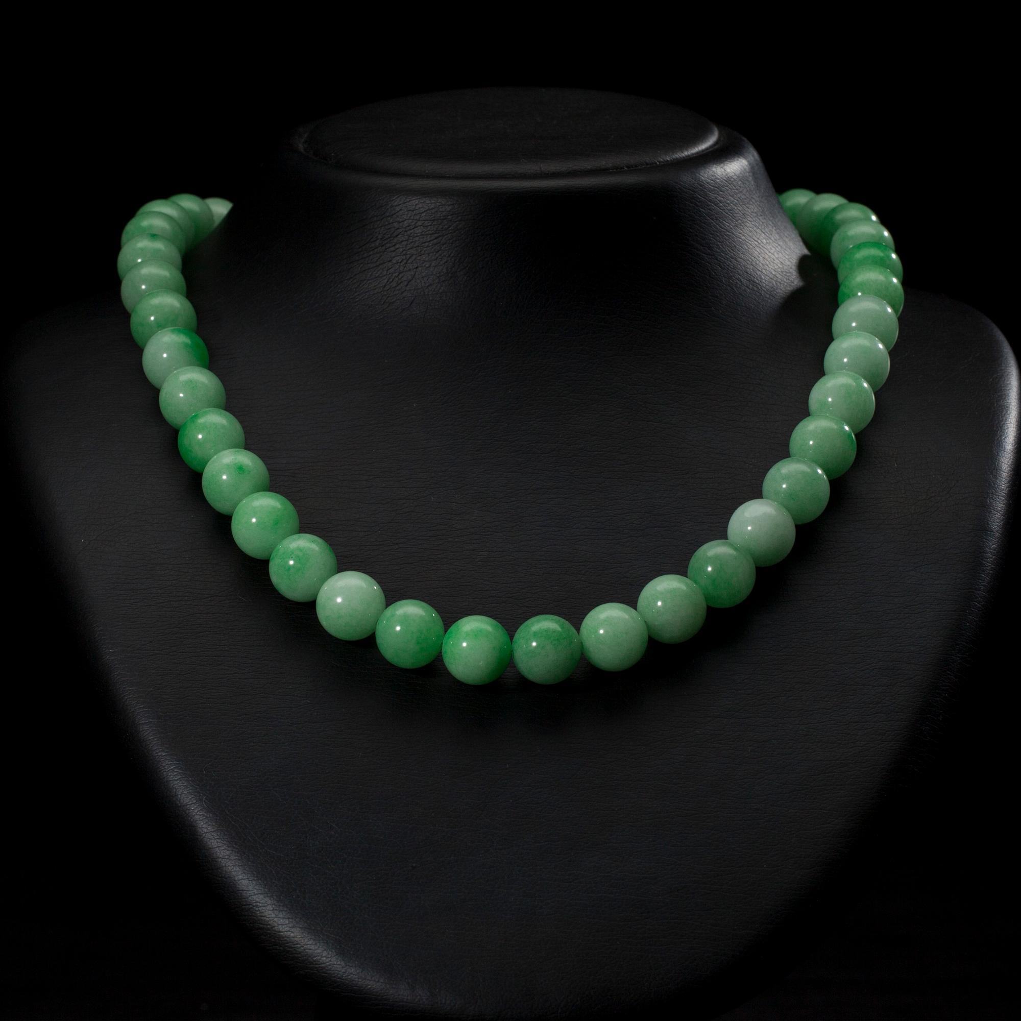 HALSSMYCKE, grön sten, silverlås. Kina 1900-talets slut.