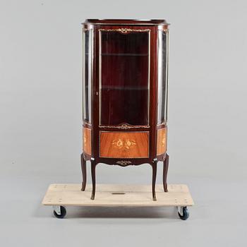 VITRINSKÅP, omkring 1900-talets mitt.