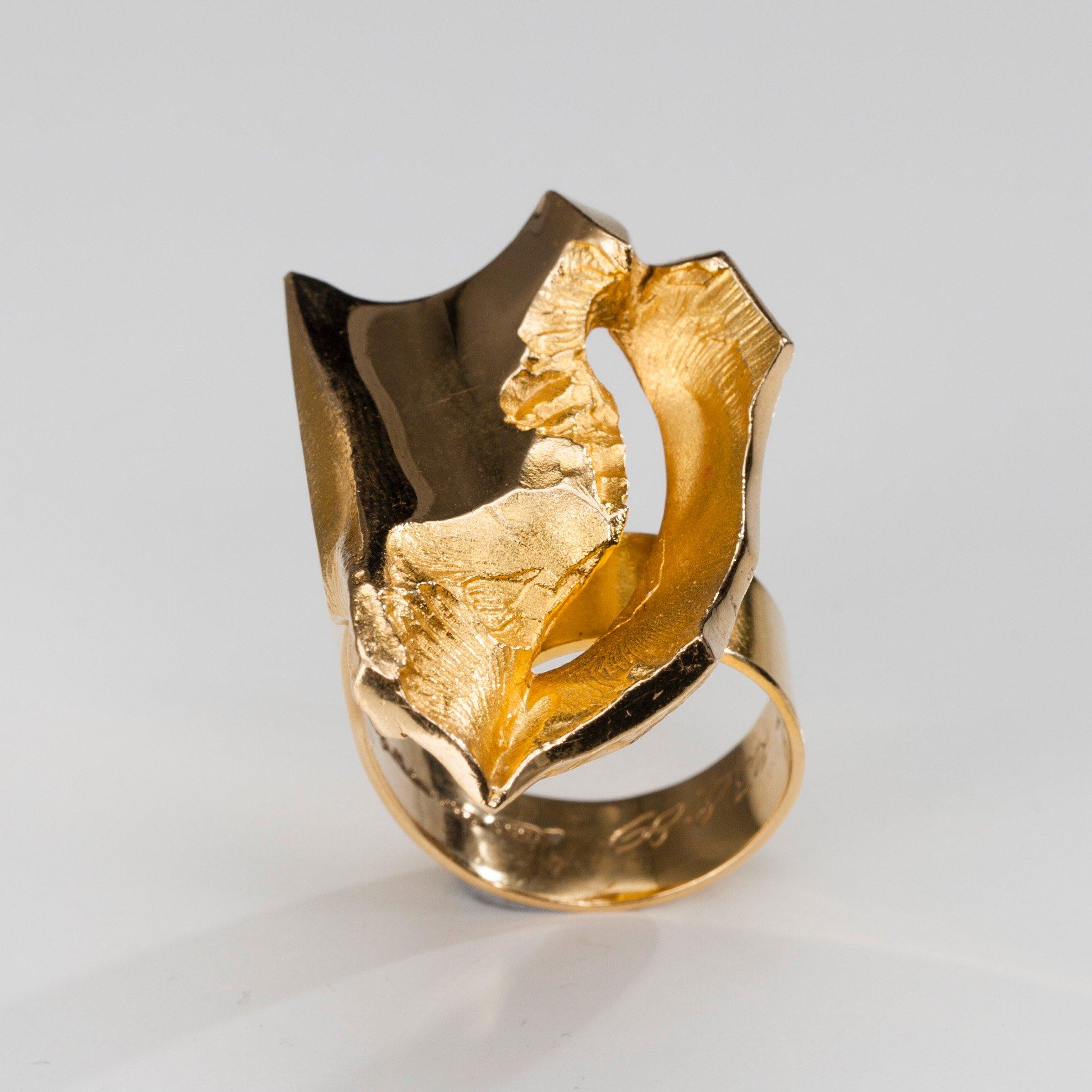 Matti Hyvärinen, RING, 18K guld, Matti Hyvärinen, Åbo 1989. Vikt 24,5 g.