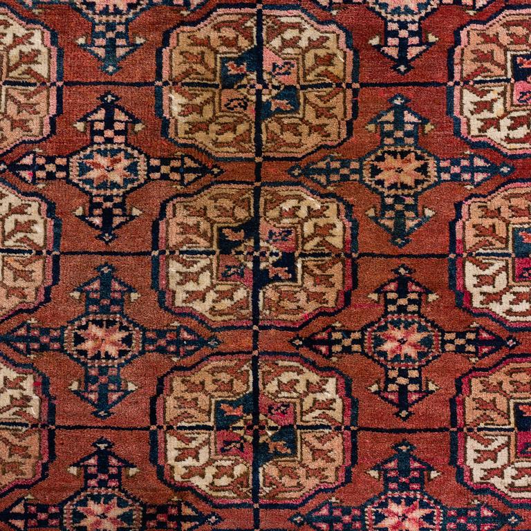 A CARPET, semi-antique Tekke Turkmen, ca 346 x 219 cm.