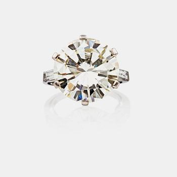 1141. A 8.87 cts brilliant-cut diamond, flanked by two baguette-cut diamonds, ring. Quality circa M-O (Cape)/VVS1.