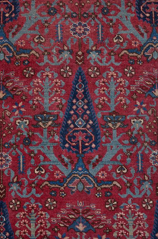 A CARPET, a semi-antique Tabriz, ca 429,5 x 343,5 cm.