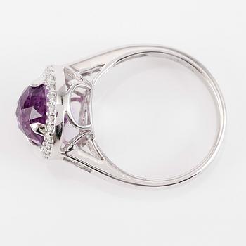 RING, 14K vitguld, ametist och diamanter.