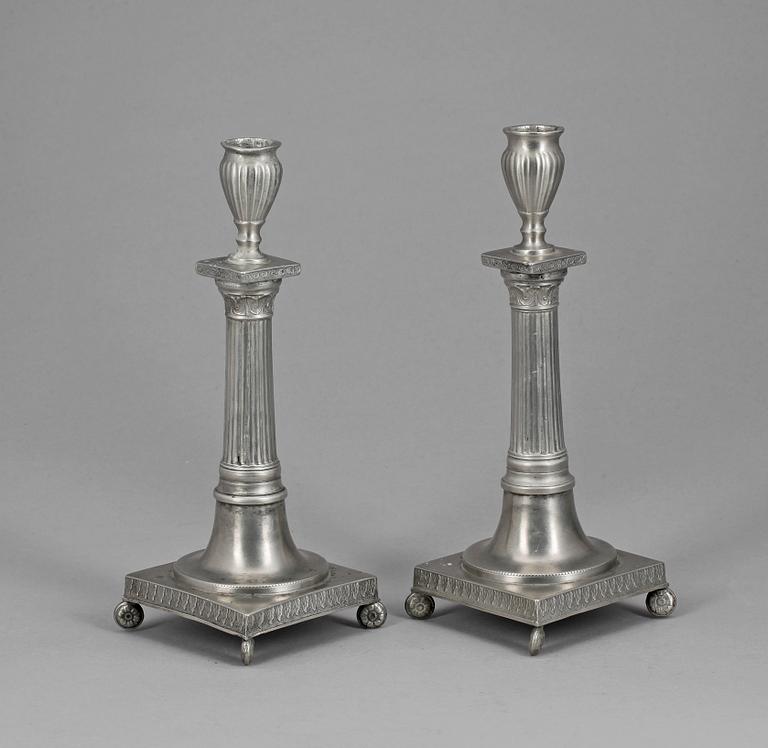 LJUSSTAKAR, ett par, tenn, empire, otydlig mästarstämpel, troligen, Stockholm, 1824.