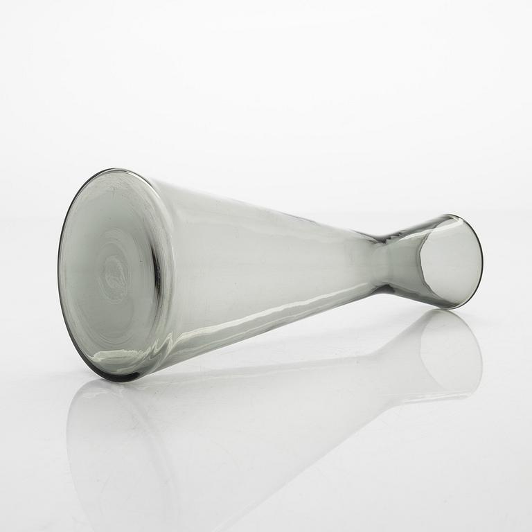 Kaj Franck, A decanter model 1541 and twelve shot glasses model 1153, Nuutajärvi Finland, mid-20th century.