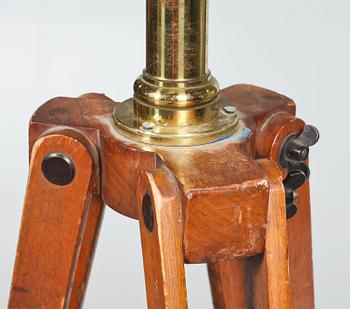 TUBKIKARE, STATIV samt FODRAL, omkring år 1900.