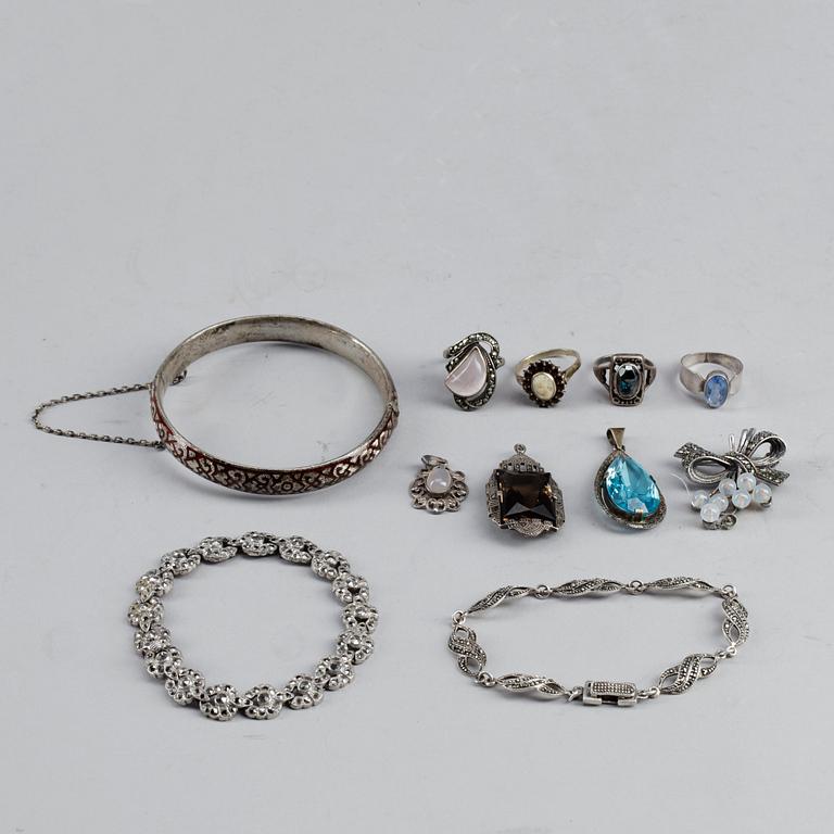 PARTI SMYCKEN, 11 delar, silver med diverse stenar, Total vikt ca 83 gram.