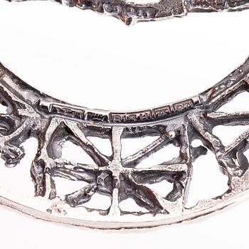 PENTTI SARPANEVA, A silver necklace, brooch and ring. Turun Hopea, Turku 1968 and 1975.