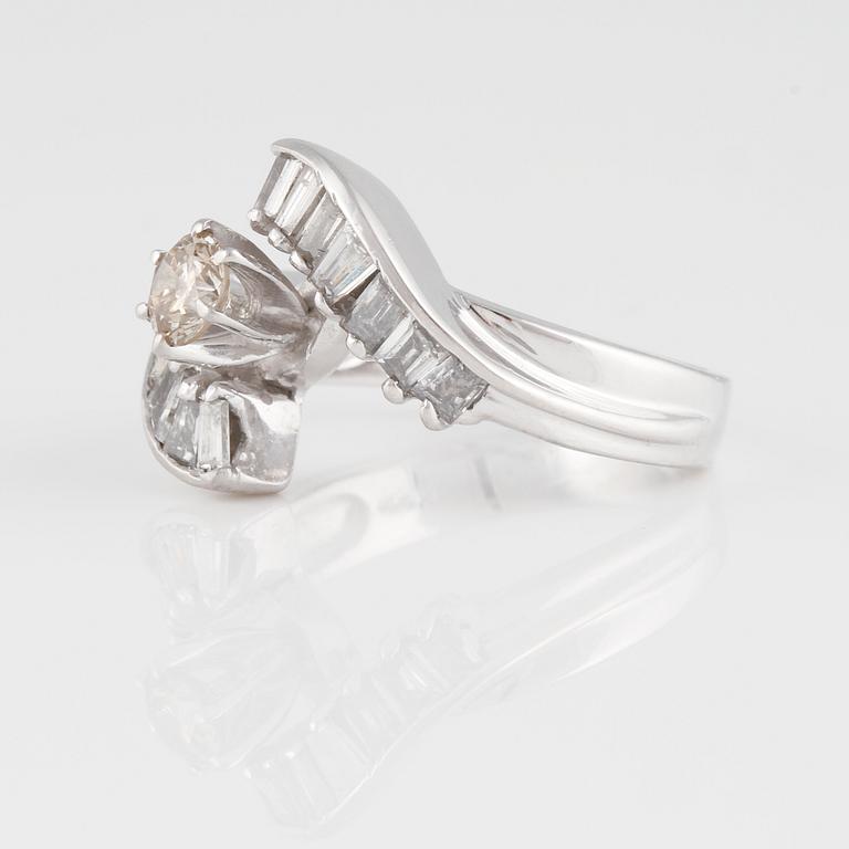 RING, 18K vitguld med briljant och baguetteslipade diamanter ca 1.25 ct. Vikt 6,1 gram.