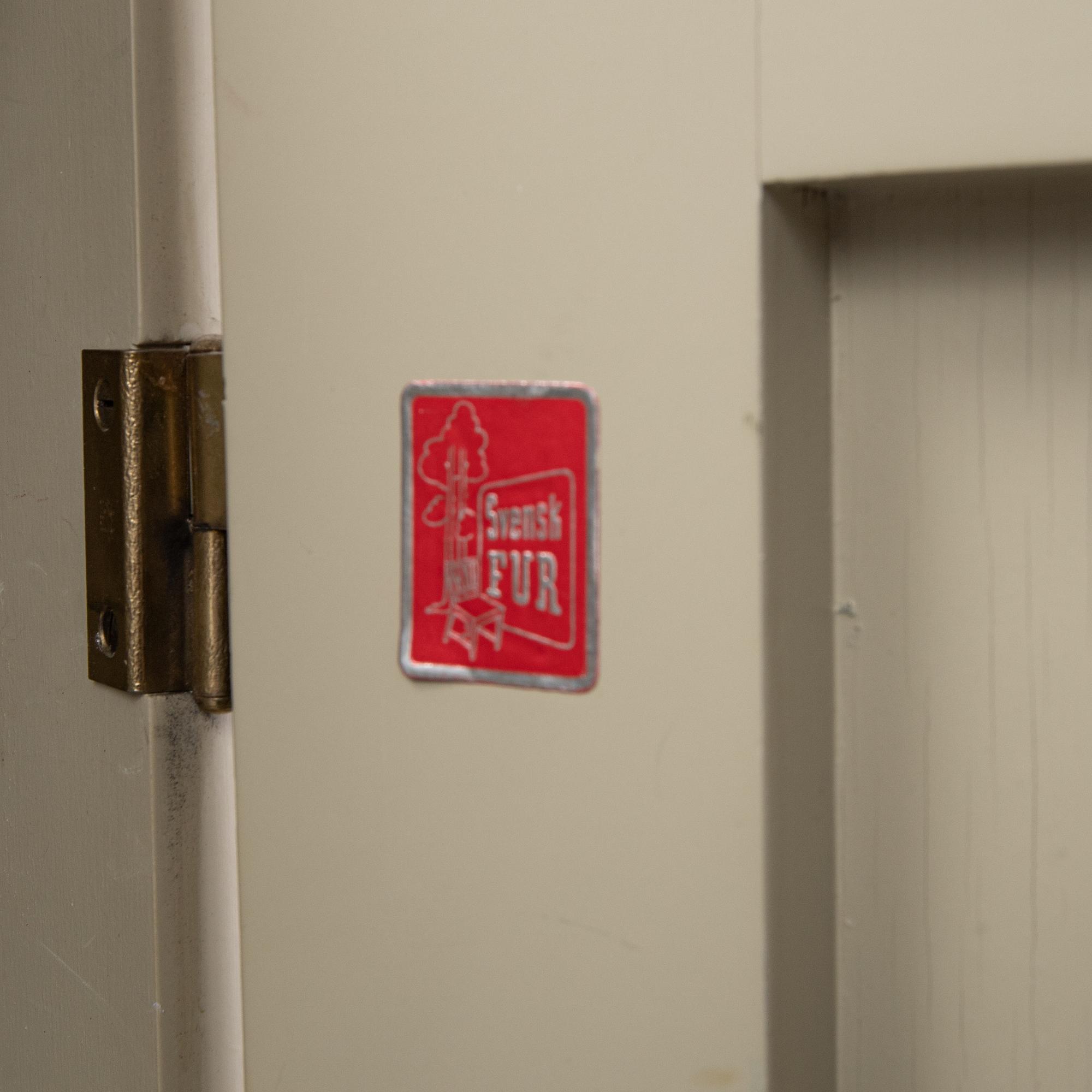 A cabinet, Svensk Fur.