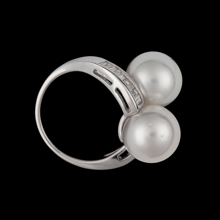RING, odlade South sea pärlor, trapetsslipade diamanter, tot. ca 0.70 ct.