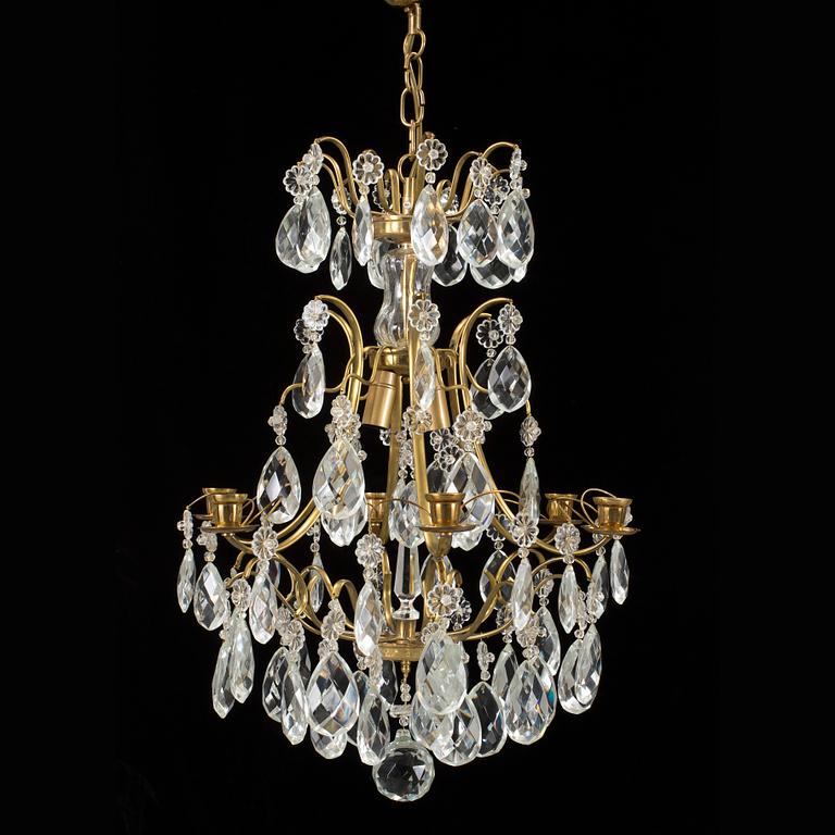 A six-light rococo style chandelier, 20th century. Heigth 62 cm.