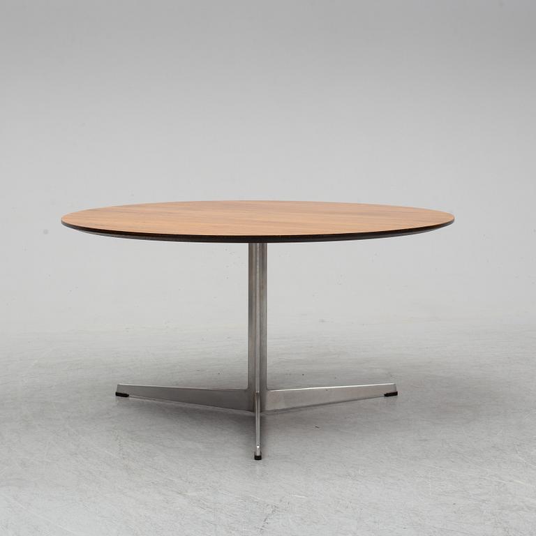 ARNE JACOBSEN, soffbord, Fritz Hansen. Danmark.