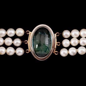 PÄRLCOLLIER, 3-radigt med lås av 18 k guld, svenska stämplar 1965.